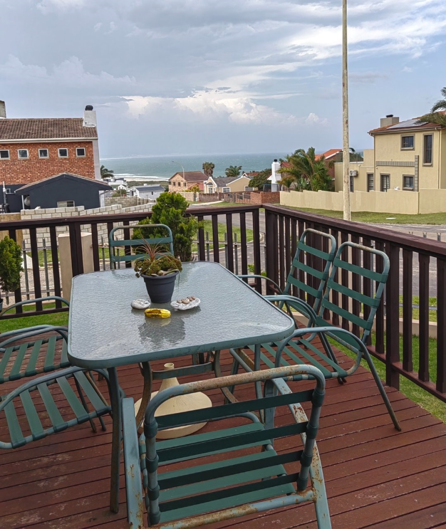 4 Bedroom Property for Sale in Wavecrest Eastern Cape